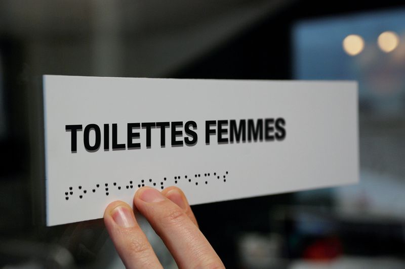Signalétique braille PVC avec texte Toilettes femmes