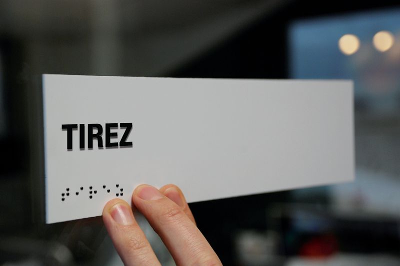 Signalétique braille PVC avec texte Tirez