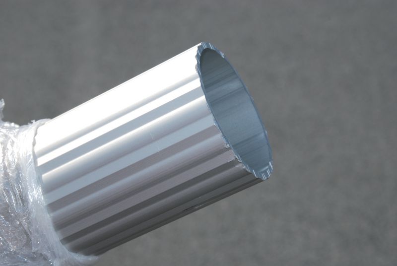 Mâts design en aluminium cannelé à sceller