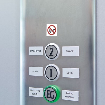 Einsatz des Rauchen verboten Schildes in einem Fahrstuhl