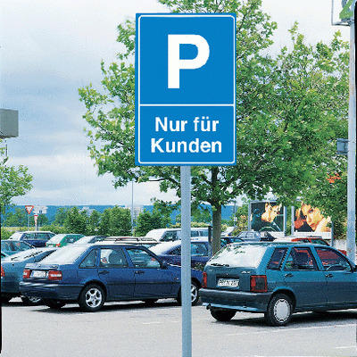 Parkplatzschild an Rohrpfosten
