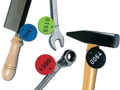 Werkzeuge mit nummerierten Werkzeugmarken aus Kunststoff