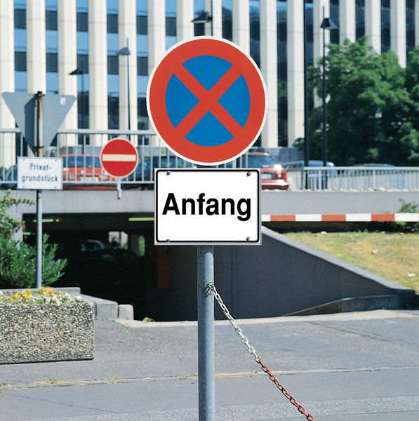 Haltverbot-Schild mit Zusatzzeichen Österreich