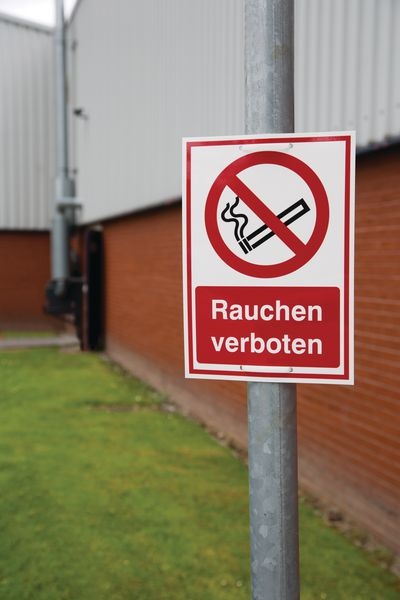 Kombischild mit Rauchverbot-Symbol im Außenbereich