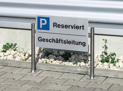 Parkplatz reserviert Schild für die Geschäftsleitung