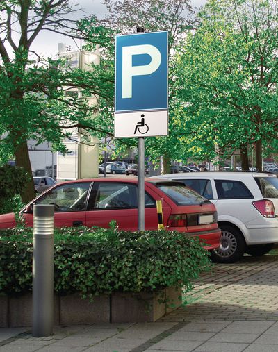 Parkschild mit Zusatzzeichen Behindertenparkplatz