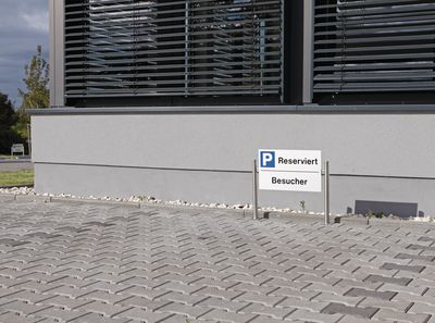 Schilderhalter aus Edelstahl für Parkplatzschilder