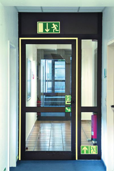 Signalisation de sortie de secours photoluminescente pour portes et couloirs en aluminium