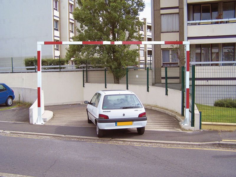 Portique de parking fixe réglable en largeur